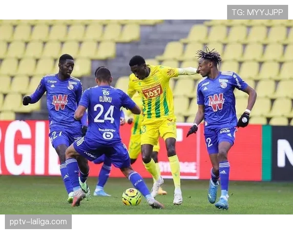 斯特拉斯堡高位逼抢战术奏效 主场三比一终结里昂十三连胜 斯特拉斯堡高位逼抢战术奏效 主场三比一终结里昂十三连胜